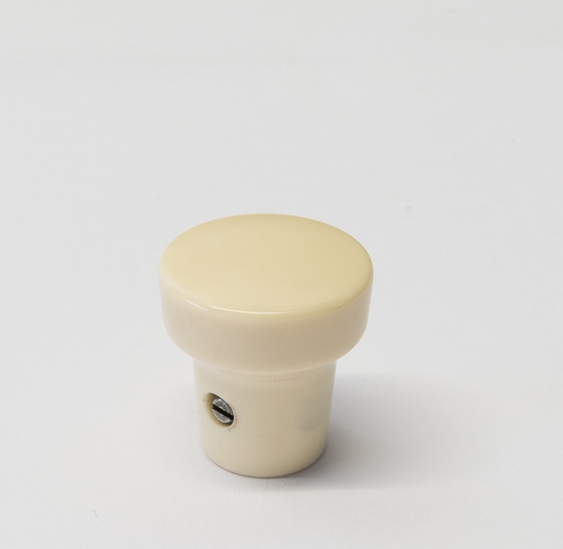 Schalterknopf creme, mittel mit Messingbüchse 6,0 mm und Sicherungsschraube M3,5 für Radio  ECK 9060 C